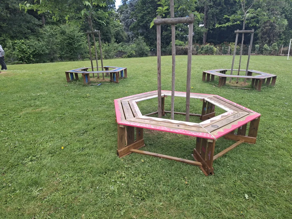 Création d'un banc hexagonale par la MFR hippique de Pouancé
