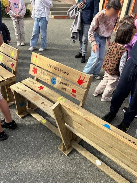 Réalisation d'un banc de courtoisie, par l'école Les Prés Verts !