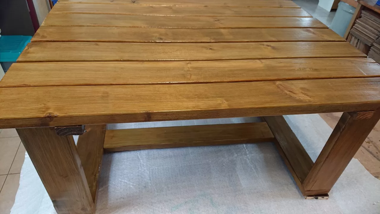 Une table basse et un transat pour les Apprentis d'Auteuil
