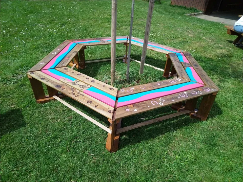Banc hexagonal réalisé par les 3ÈME de la MFR de Pouancé