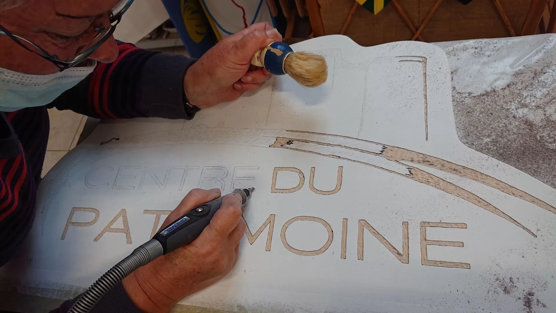 Un présentoir pour l'association, image 2