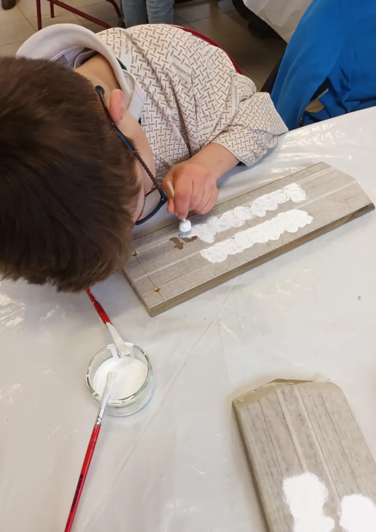 création d’une signalétique en bois avec la classe extraordinaire de Orveau , image 2